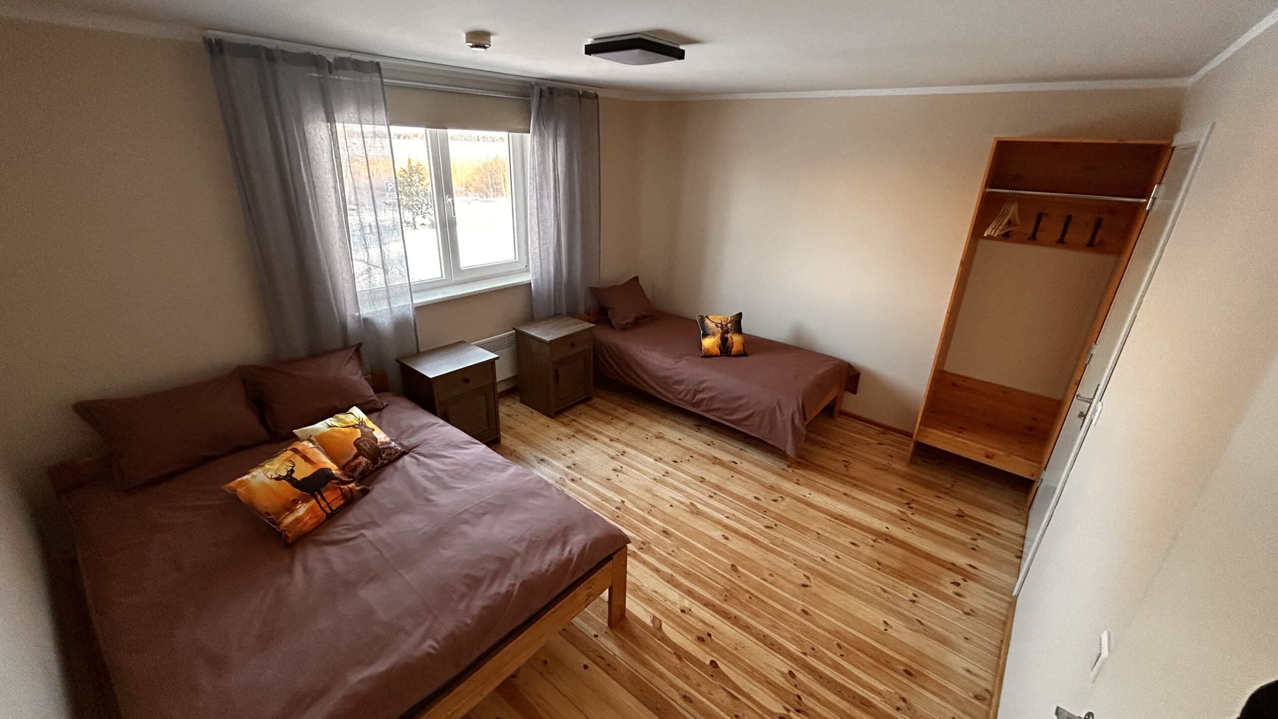 Kolmekohaline tuba Hirv (laia voodi ja lisavoodiga) Suurlahe Guesthouse'is – peremajutus Saaremaal.