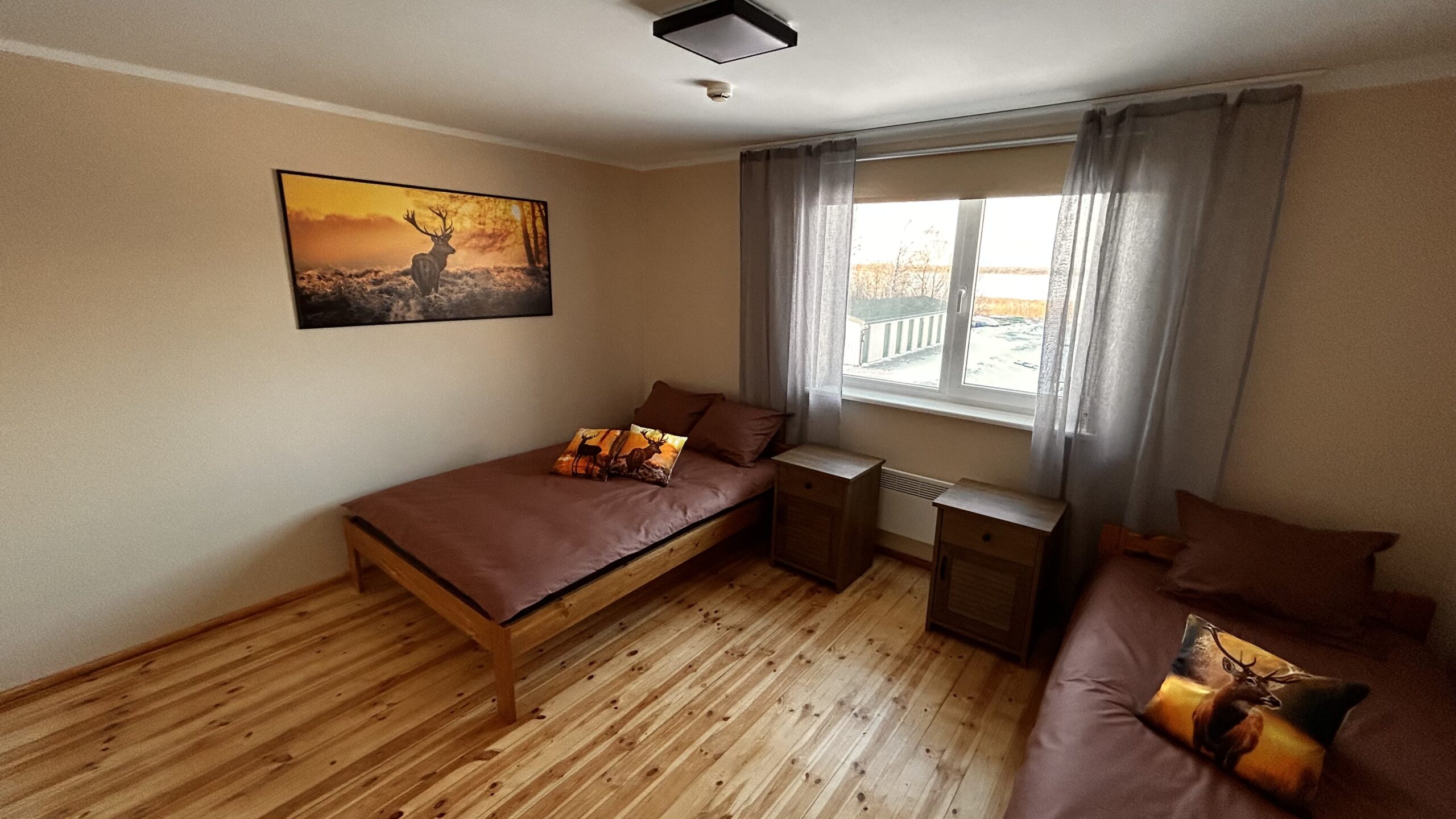 Hubane tuba Hirv Suurlahe Guesthouse'is – looduslähedane majutus Saaremaal vaatega järvele.