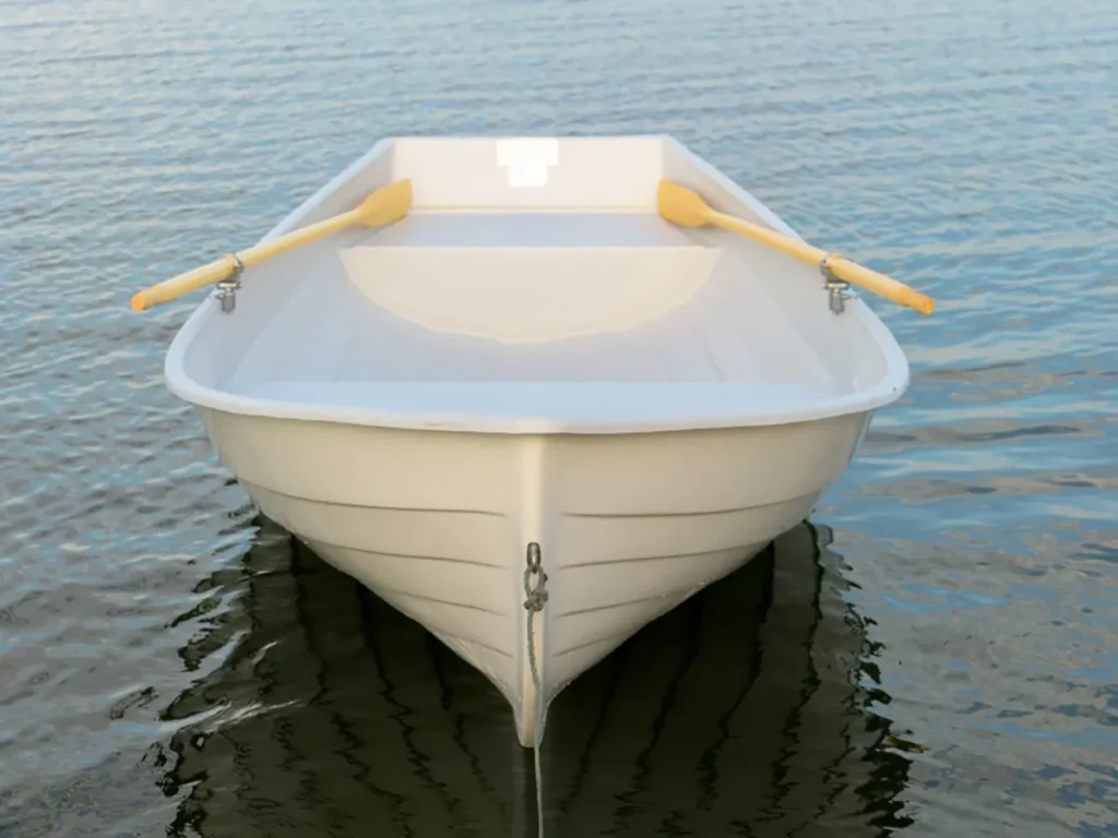 Valge sõudepaat Kasse 430R Suurlahe Külalistemaja paadisillas – turvaline paadilaenutus ja kalapüük Saaremaal.