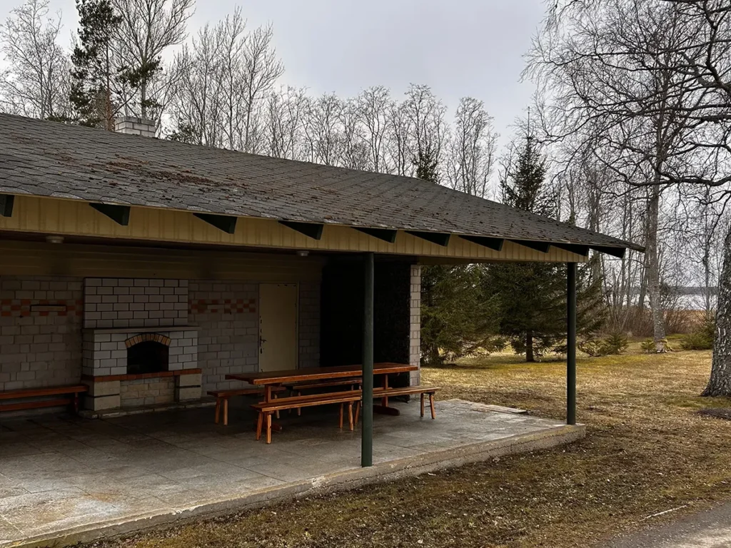 Hubane puidust grillmaja elava tulega Suurlahe Külalistemajas – mõnus puhkus ja majutus Saaremaal.