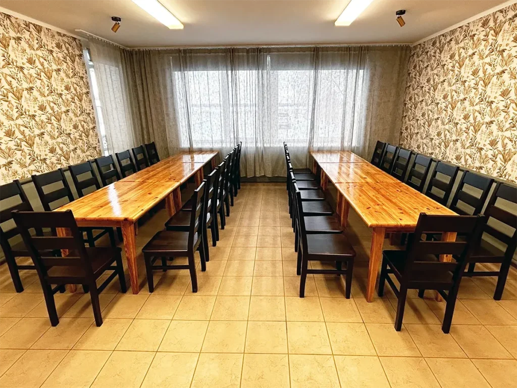 Hubane ja valgusküllane seminariruum Suurlahe Külalistemajas – üritused ja koolitused Saaremaal.