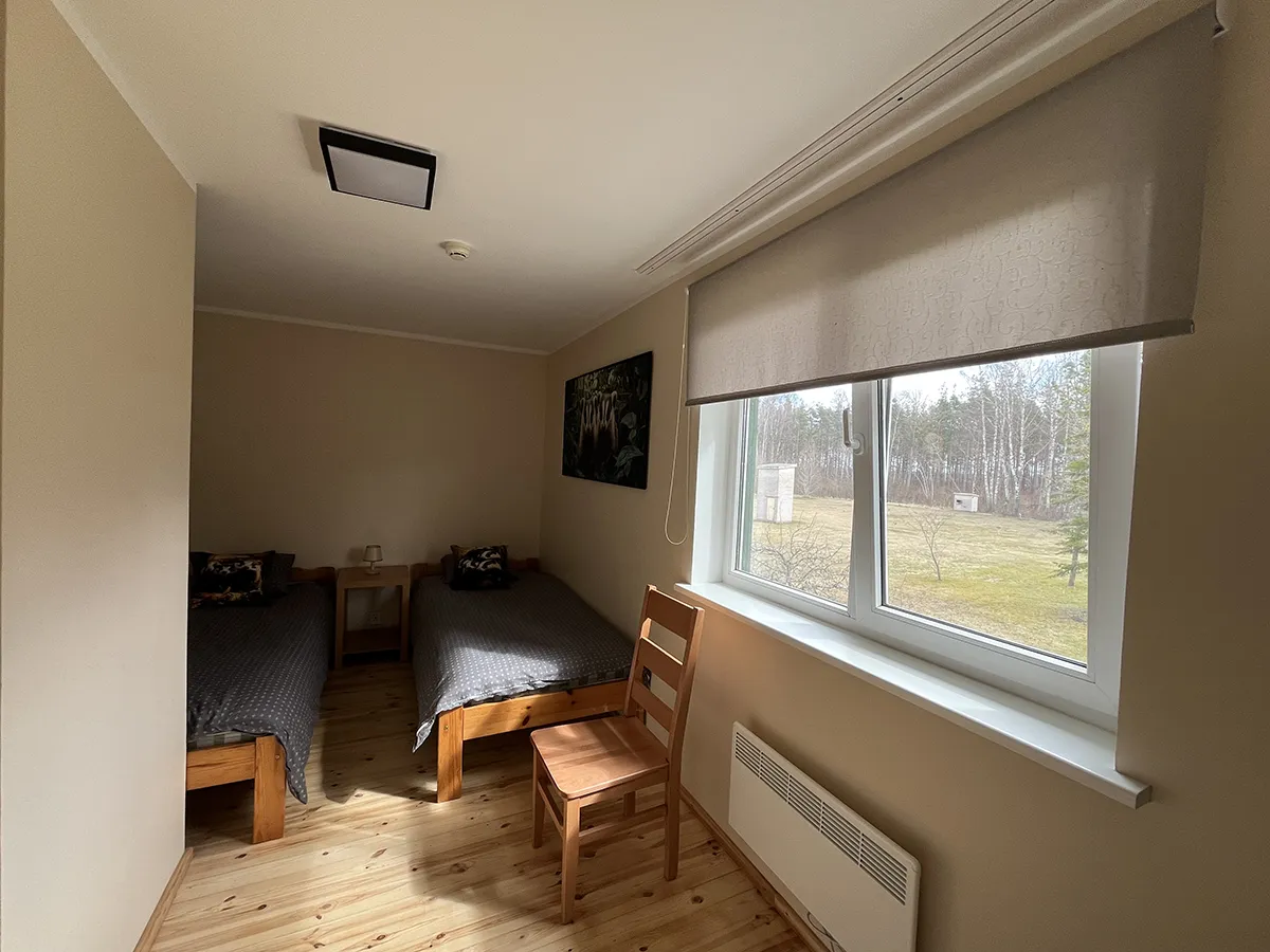 Vaade toale Mäger ja haljale sisehoovile Suurlahe Guesthouse'is – looduslähedane majutus Saaremaal.