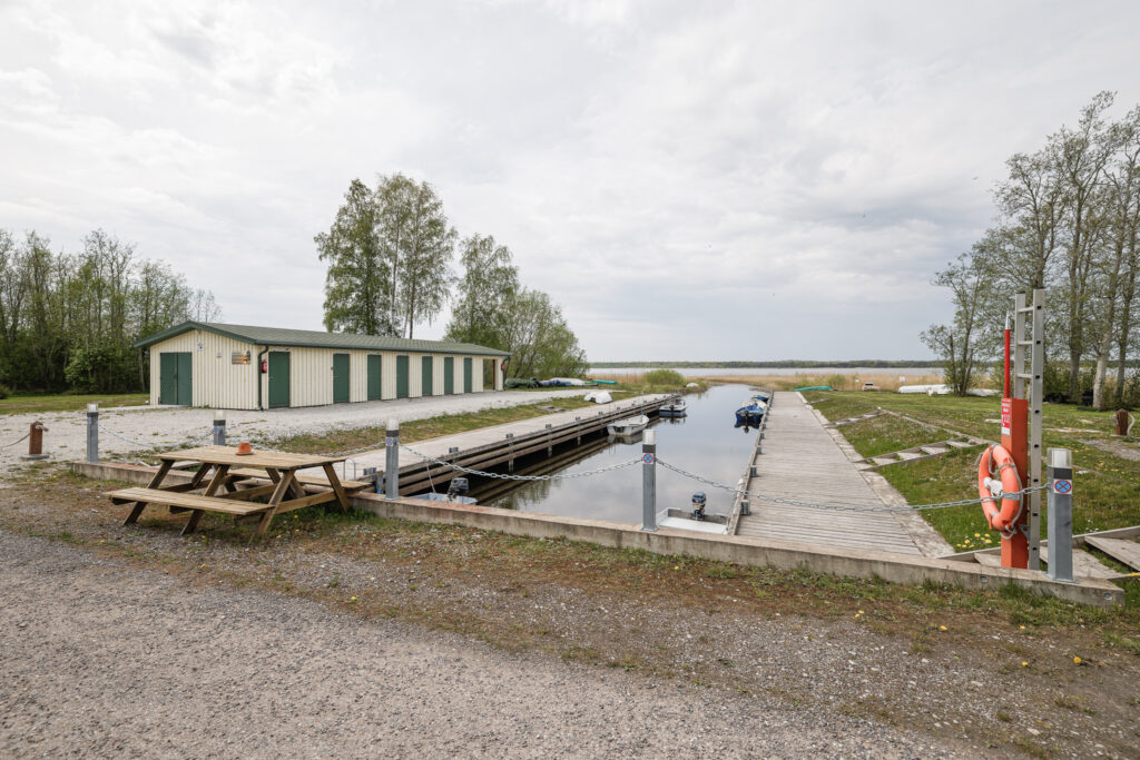 Suurlahe Guesthouse järveäärne paadisild koos paadikohtade, piknikulaua, hoiuruumi ja avara veevaatega.