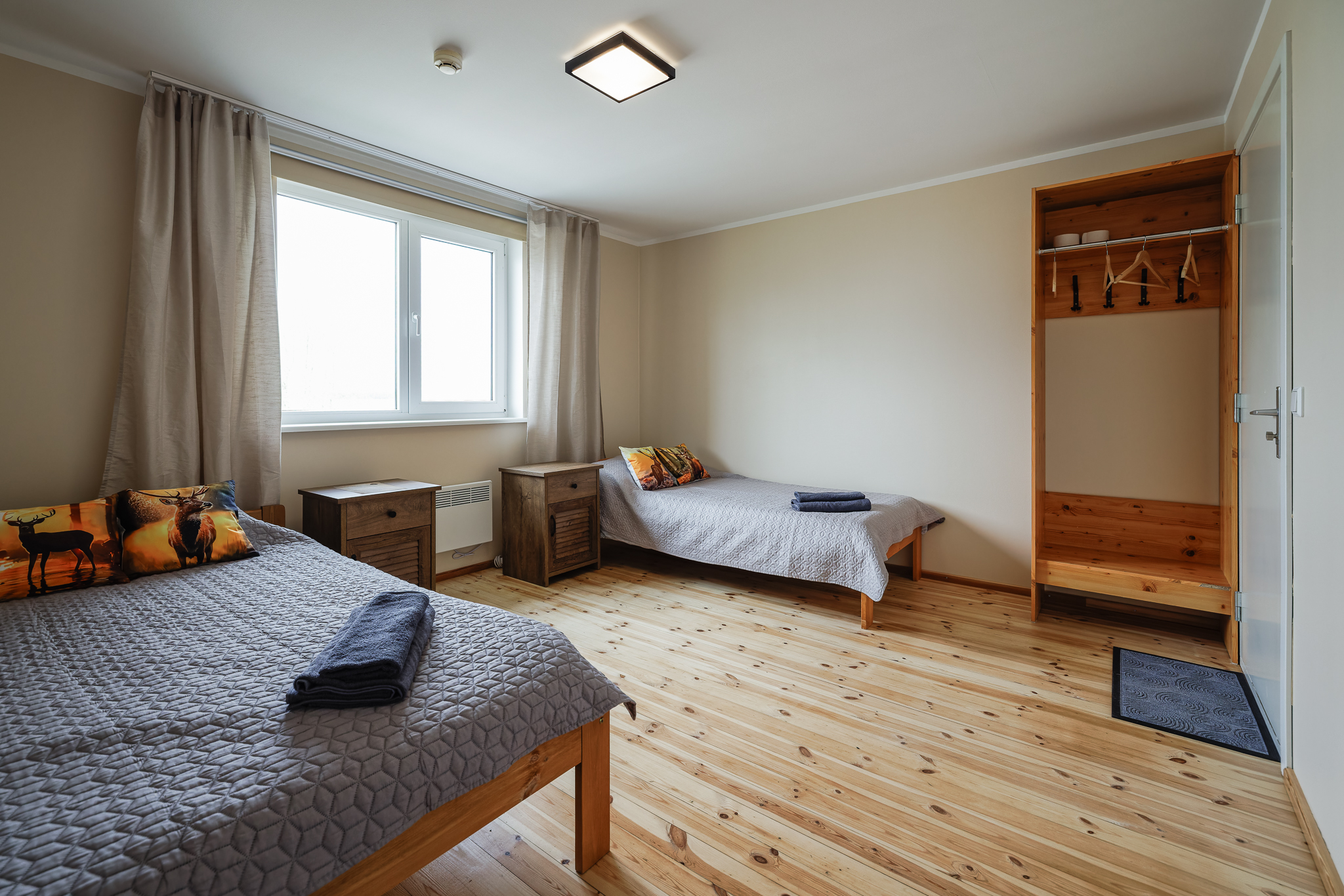 Hubane tuba Hirv Suurlahe Guesthouse'is – looduslähedane majutus Saaremaal vaatega järvele.