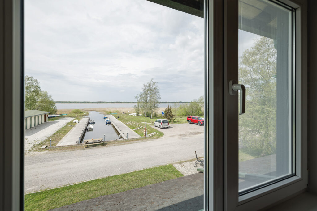 Vaade Suurlahe Guesthouse toast järvele, paadisadamale, paatidele ja rahulikule loodusele.