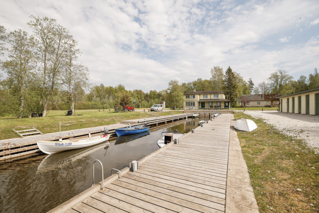 Lai vaade Suurlahe Guesthouse lähedal asuvale paadisadamale, puidust sildadele, paatidele ja järvemaastikule.